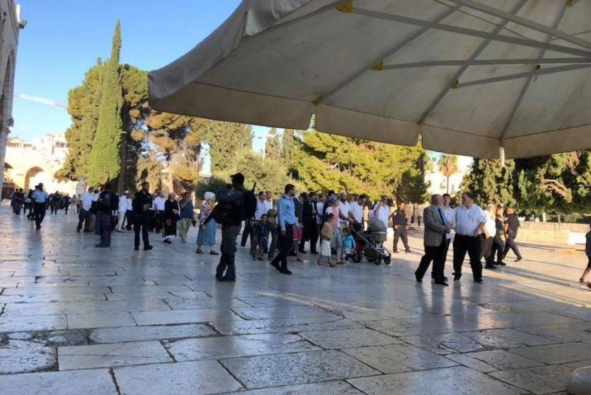 المستوطنون يقتحمون باحات الاقصى واعتقالات من داخل المسجد